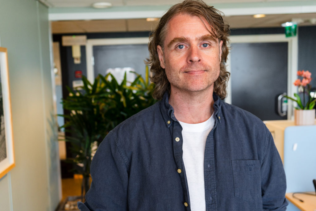 Bilde av Magnus Eidem i Blåkors. Han har på seg en blå skjorte og en hvit t-skjorte